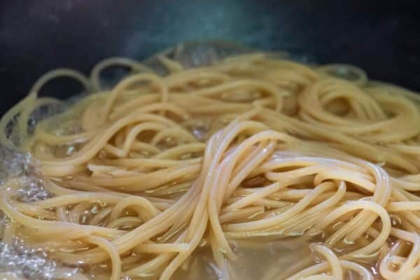 Kuinka säästää juuttunut pasta? Käytä yksinkertaista keittiötemppua