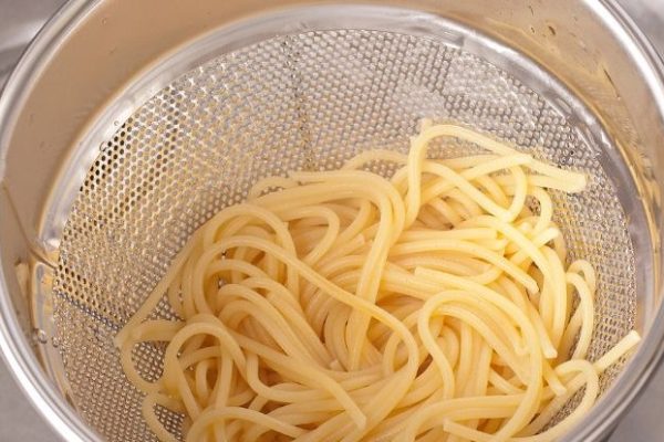 Miksi pasta on tahmea? Yksinkertainen kokki trik säästää astian