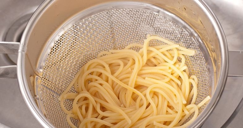 Miksi pasta on tahmea? Yksinkertainen kokki trik säästää astian