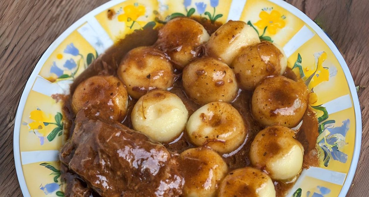 Lisää taikina. Sleesian nuudelit ovat herkkiä ja pörröisiä kuin koskaan ennen