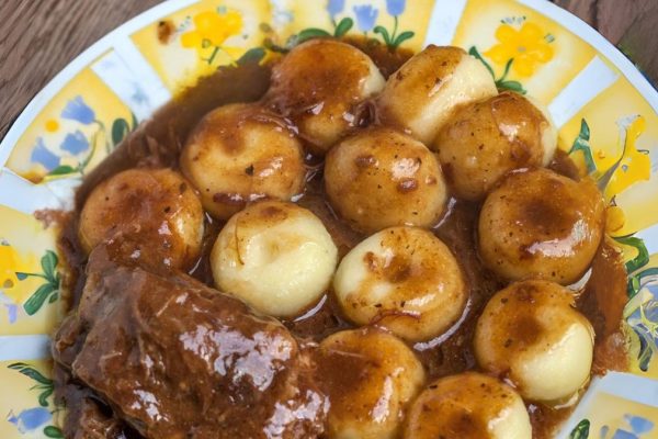 Lisää taikina. Sleesian nuudelit ovat herkkiä ja pörröisiä kuin koskaan ennen