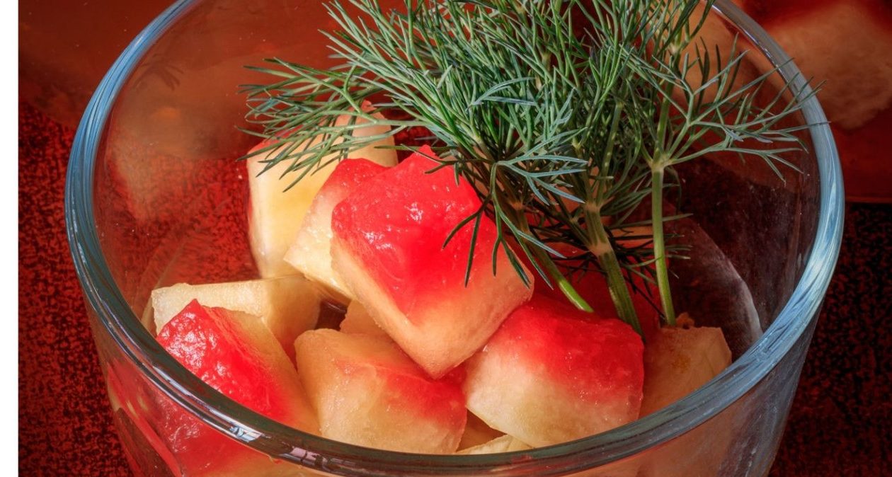Harvat ihmiset tietävät, että tämä hedelmä on syömisen arvoinen siementen ja ihon kanssa. Heillä on paljon kuitua, vitamiineja ja vähän kaloreita